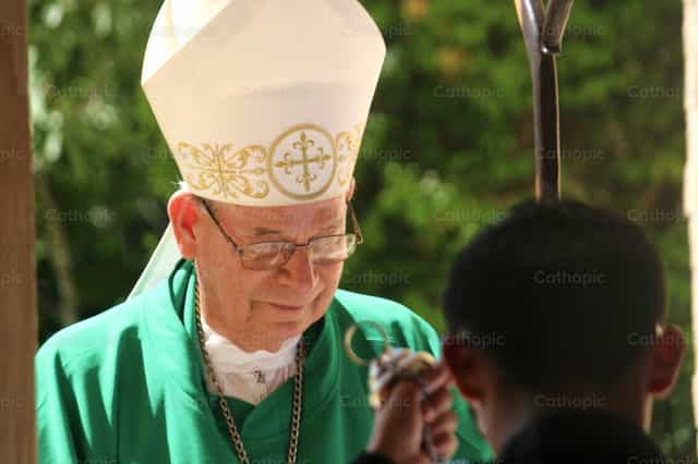 Bispo iniciando a celebração eucarística - Imagens católicas de stock