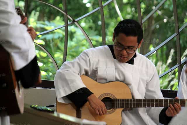 Seminarista tocando guitarra en misa - Banco de imágenes católicas - Fotografía por Juan Carlos Gaber Díaz