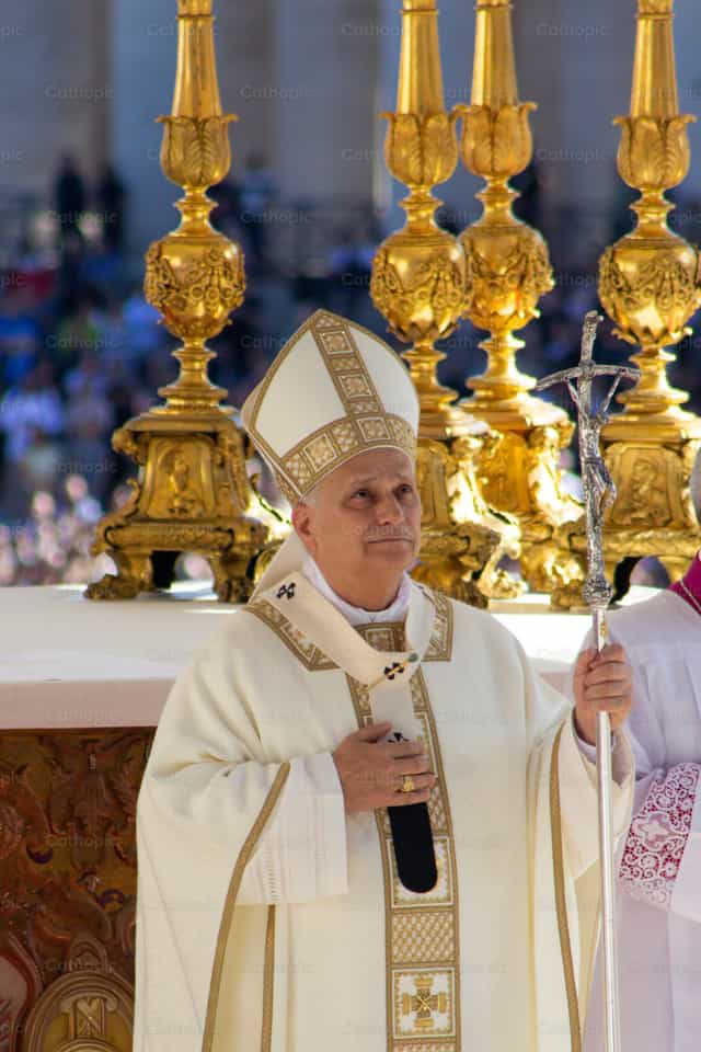 Le pape Léon XIV en prière - Images catholiques de stock - Photo de Cristian Gutiérrez, LC