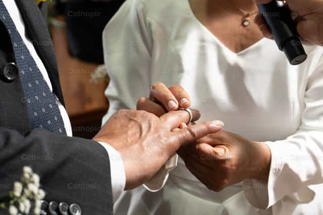 Matrimonio argollas - Banco de imágenes católicas - Fotografía por Clina CG