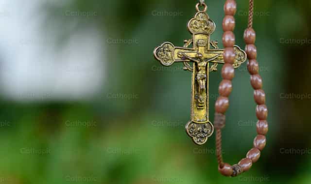 Rosenkranz mit Metallkreuz - Katholische Stockfotos - Foto von Carolina BR