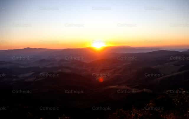 Horizonte Dourado - Imagens católicas de stock