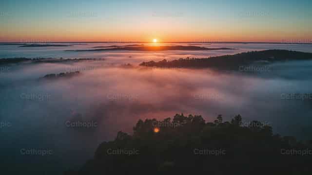 Amanecer de Dios: Luz sobre Niebla - Banco de imágenes católicas