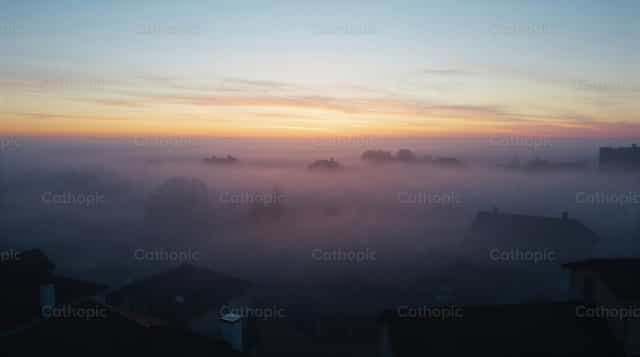 Ciudad con niebla de la mañana al amanecer - Banco de imágenes católicas