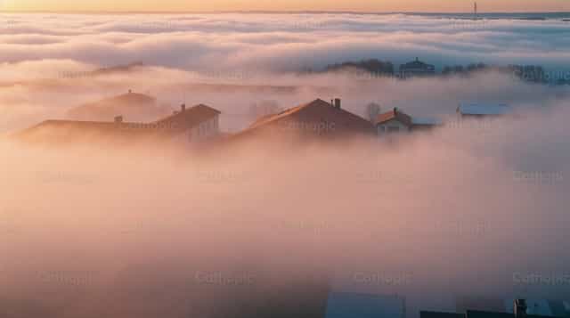 Goldene Dämmerung: Stadt und Nebel - Katholische Stockfotos - Foto von Diócesis de Córdoba