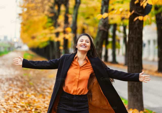 Joven disfrutando de la felicidad y la libertad del otoño al aire libre. - Banco de imágenes católicas - Fotografía por Antonio Gravante
