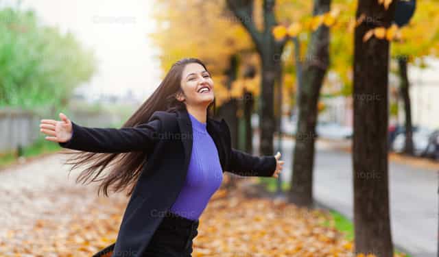 Joven mujer disfrutando de la libertad y la alegría en otoño. - Banco de imágenes católicas - Fotografía por Antonio Gravante