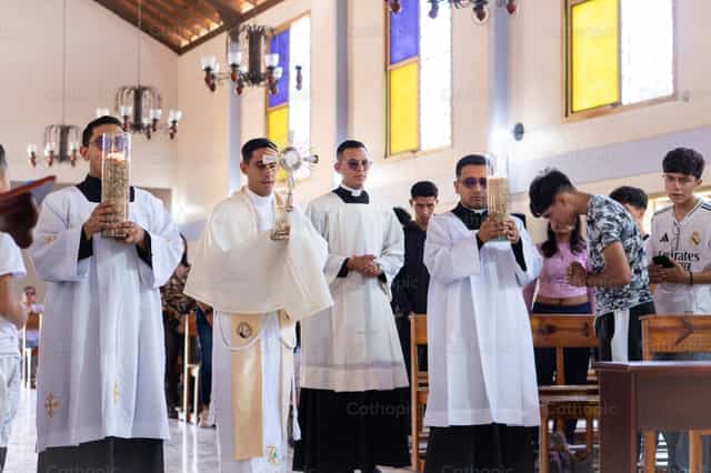 Procesion Jesus Eucaristia - Banco de imágenes católicas
