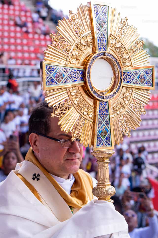 Bendicion con Jesus Sacramentado - Banco de imágenes católicas