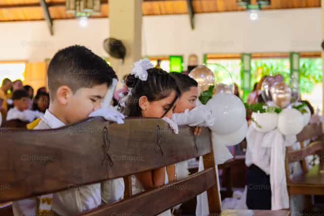 Todos orando por recibir a Jesús - Banco de imágenes católicas - Fotografía por Miguel White