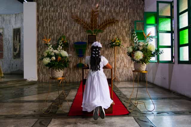 Me arrodillo delante el Sagrario para recibirlo - Banco de imágenes católicas - Fotografía por Miguel White