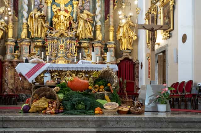 Decoración del altar de Acción de Gracias - Banco de imágenes católicas - Fotografía por Metod Perme