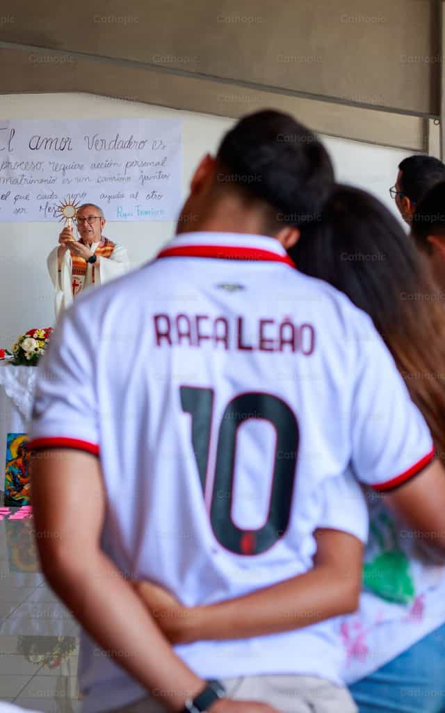 Novios católicos reciben bendición - Banco de imágenes católicas - Fotografía por Andrés José Barbera Zambrano