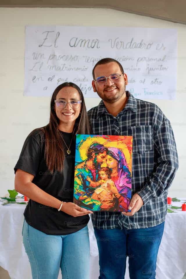 Novios con la imagen de la Sagrada Familia - Banco de imágenes católicas