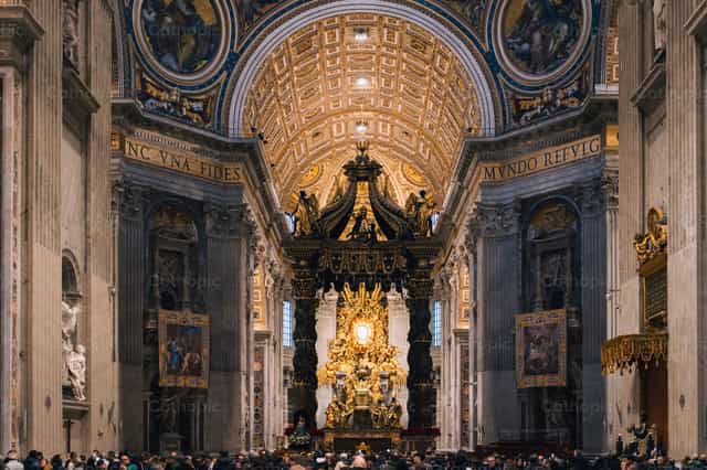 Altar mayor de la basílica de San Pedro - Banco de imágenes católicas - Fotografía por Coffee With Damian