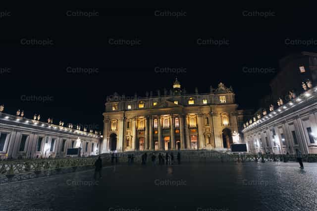 La basílica de San Pedro por la noche - Banco de imágenes católicas - Fotografía por Coffee With Damian