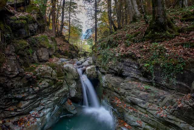 La pureza de la fuente de agua para el bautismo - Banco de imágenes católicas - Fotografía por Pierluigi Palazzi