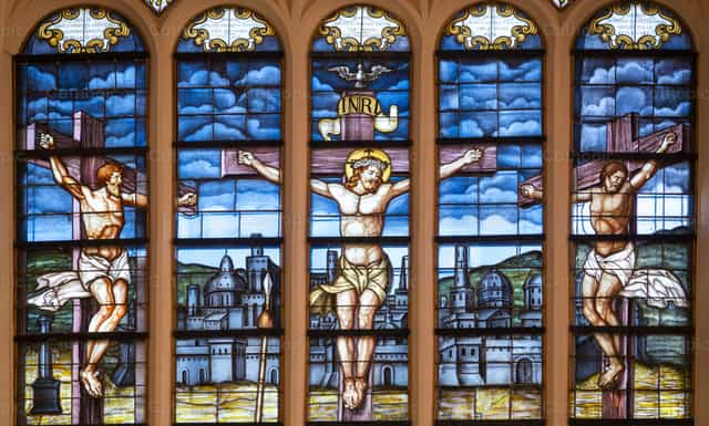 Jesús con los dos ladrones - Banco de imágenes católicas - Fotografía por Joan Sutter