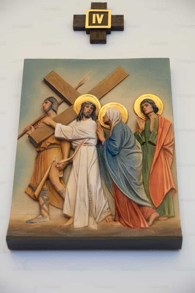 Jesús se encuentra con su madre - Cuarta estación - Banco de imágenes católicas