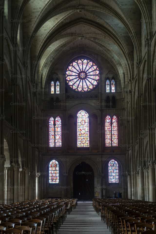 Interior de una catedral gótica - Banco de imágenes católicas - Fotografía por Joan Sutter