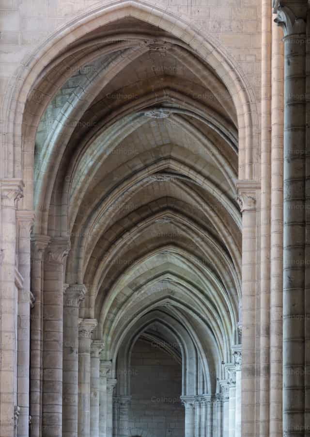 Interieur van een gotische kathedraal - Katholieke stockfoto's - Foto door Joan Sutter