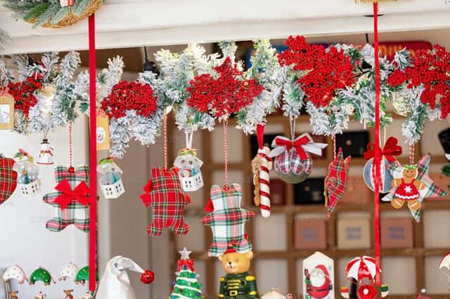 Puesto de mercado navideño con adornos festivos hechos a mano. - Banco de imágenes católicas - Fotografía por Antonio Gravante