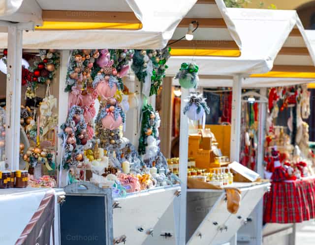 Puestos del mercado navideño que ofrecen decoraciones festivas en Empoli. - Banco de imágenes católicas - Fotografía por Antonio Gravante