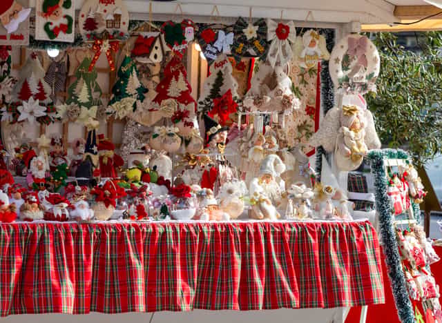 Puesto de mercado navideño que vende adornos tradicionales para las fiestas. - Banco de imágenes católicas - Fotografía por Antonio Gravante