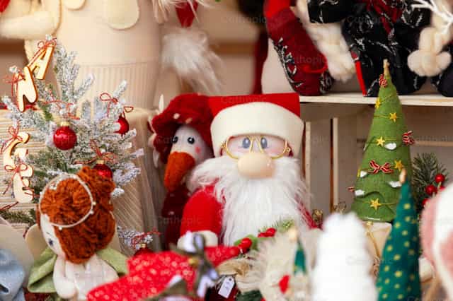 Puesto de mercado navideño que vende adornos festivos en Empoli, Italia. - Banco de imágenes católicas - Fotografía por Antonio Gravante