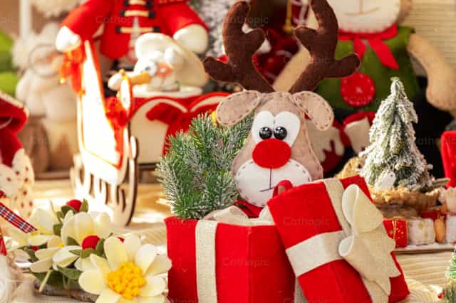 Filz-Rentier-Spielzeug, das aus einer Weihnachtsgeschenkbox hervorlugt - Katholische Stockfotos - Foto von Antonio Gravante