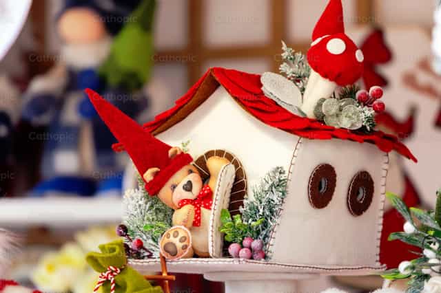 Adornos navideños de fieltro con osito de peluche en una casita de nieve. - Banco de imágenes católicas - Fotografía por Antonio Gravante