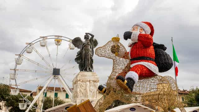 Decoración luminosa de Papá Noel en la plaza de Navidad de Empoli - Banco de imágenes católicas - Fotografía por Antonio Gravante