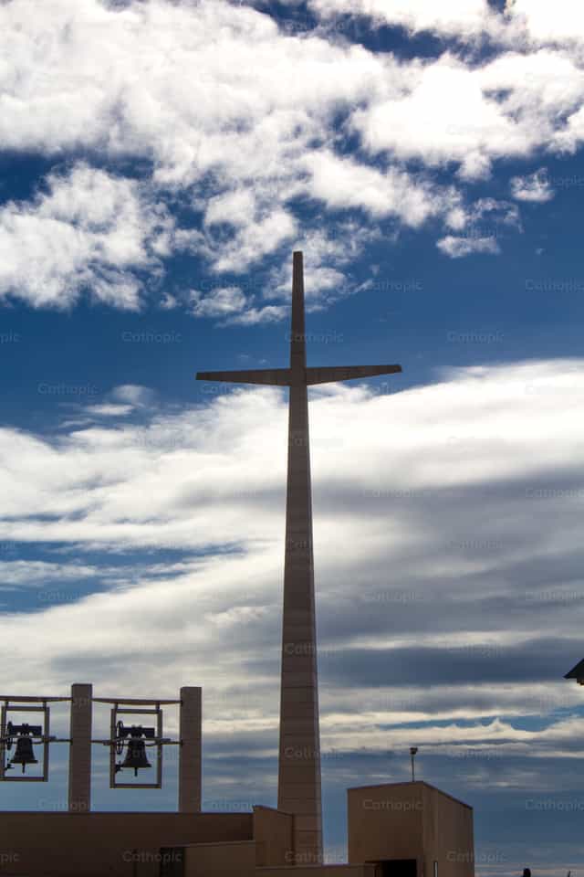 Sky and cross - Catholic stock images - Photo by Cristian Gutiérrez, LC