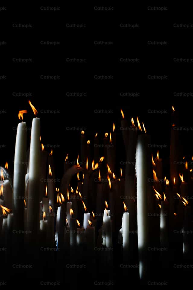Bougies allumées - Images catholiques de stock