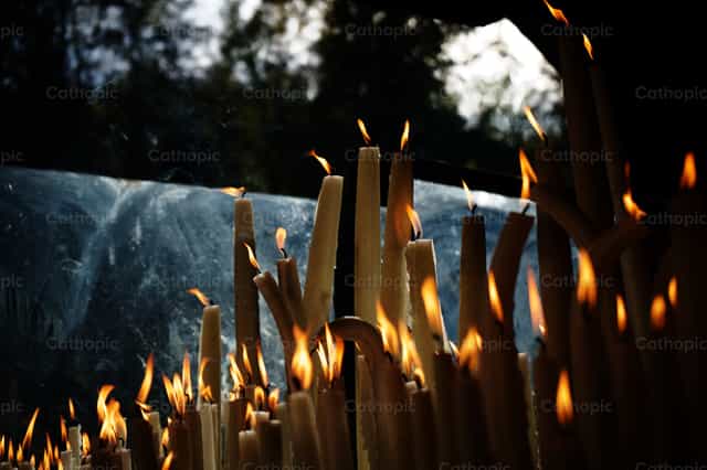 Bougies allumées - Images catholiques de stock