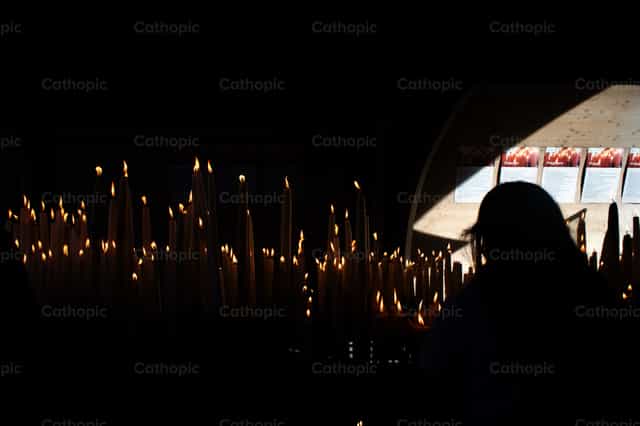 Bougies allumées - Images catholiques de stock