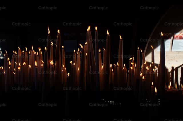 Velas encendidas - Banco de imágenes católicas