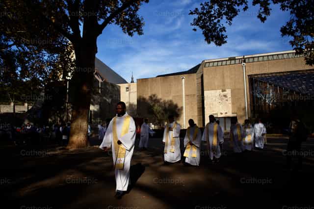 Procession des prêtres - Images catholiques de stock