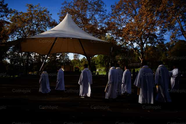 Procesion de Sacerdotes - Banco de imágenes católicas
