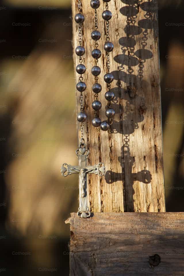Rosenkranz im Jagdversteck - Katholische Stockfotos