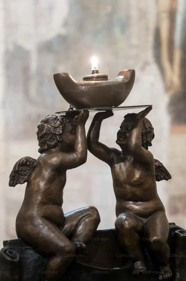 Ángeles con lámpara de aceite en una iglesia - Banco de imágenes católicas - Fotografía por Joan Sutter