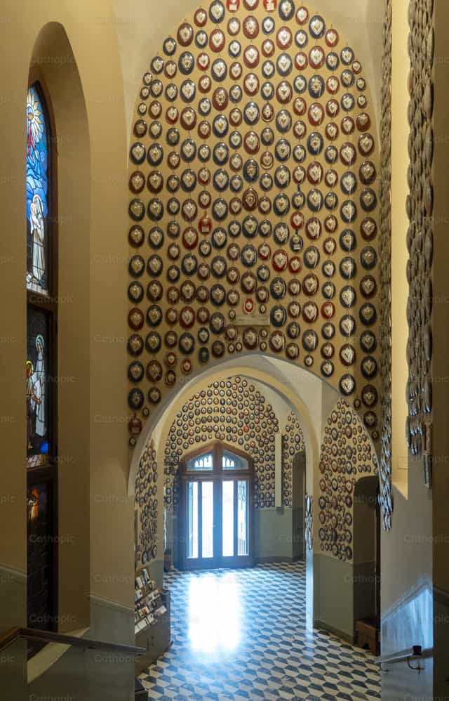 Conjunto de exvotos en una iglesia - Banco de imágenes católicas - Fotografía por Joan Sutter