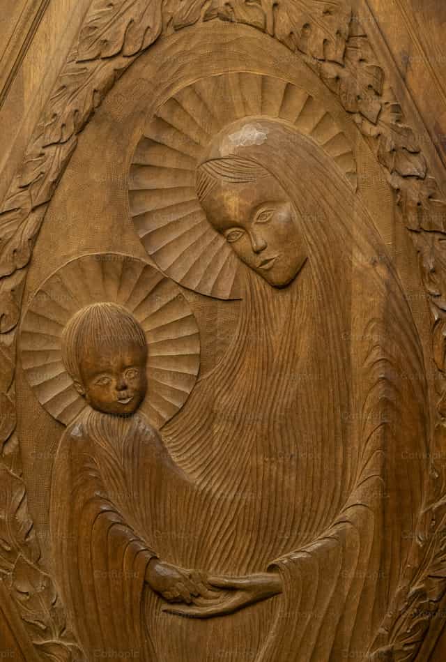 Maria segurando o Menino Jesus Cristo em seus braços - Imagens católicas de stock - Foto de Joan Sutter