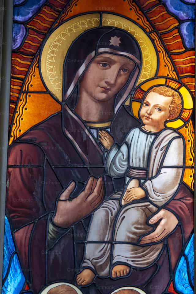 María con el niño Jesucristo en brazos - Banco de imágenes católicas - Fotografía por Joan Sutter
