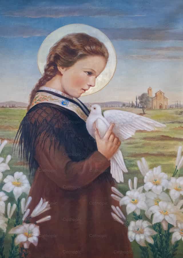 Pequeña Santa con paloma y lirios - Banco de imágenes católicas - Fotografía por Joan Sutter