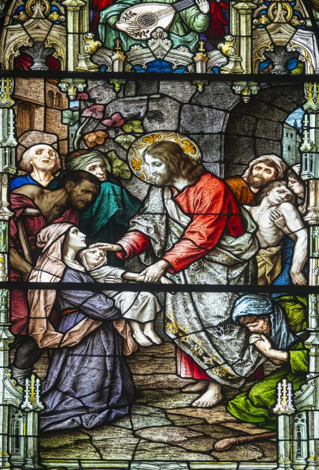 Jesús cura a los enfermos y heridos - Banco de imágenes católicas - Fotografía por Joan Sutter