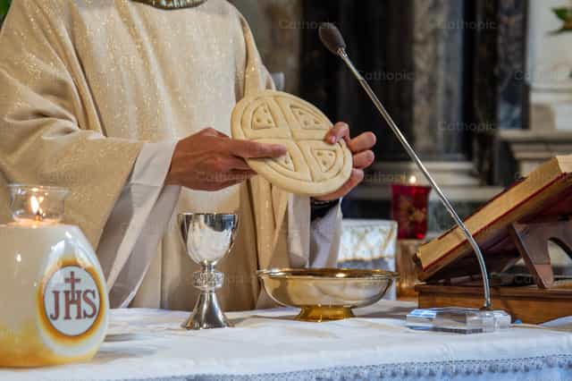 Eucharist - Catholic stock images - Photo by Cristian Gutiérrez, LC