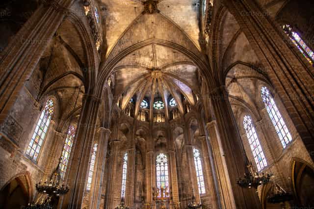 Interior de la Catedral de Barcelona - Banco de imágenes católicas