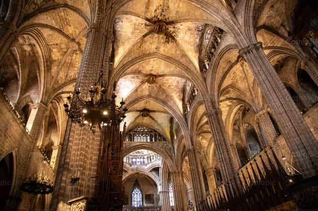Interior de la Catedral Barcelona - Banco de imágenes católicas