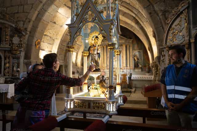Fieles Pasan Estampita por Imagen de la Virgen - Banco de imágenes católicas - Fotografía por Yandry Fernández Perdomo